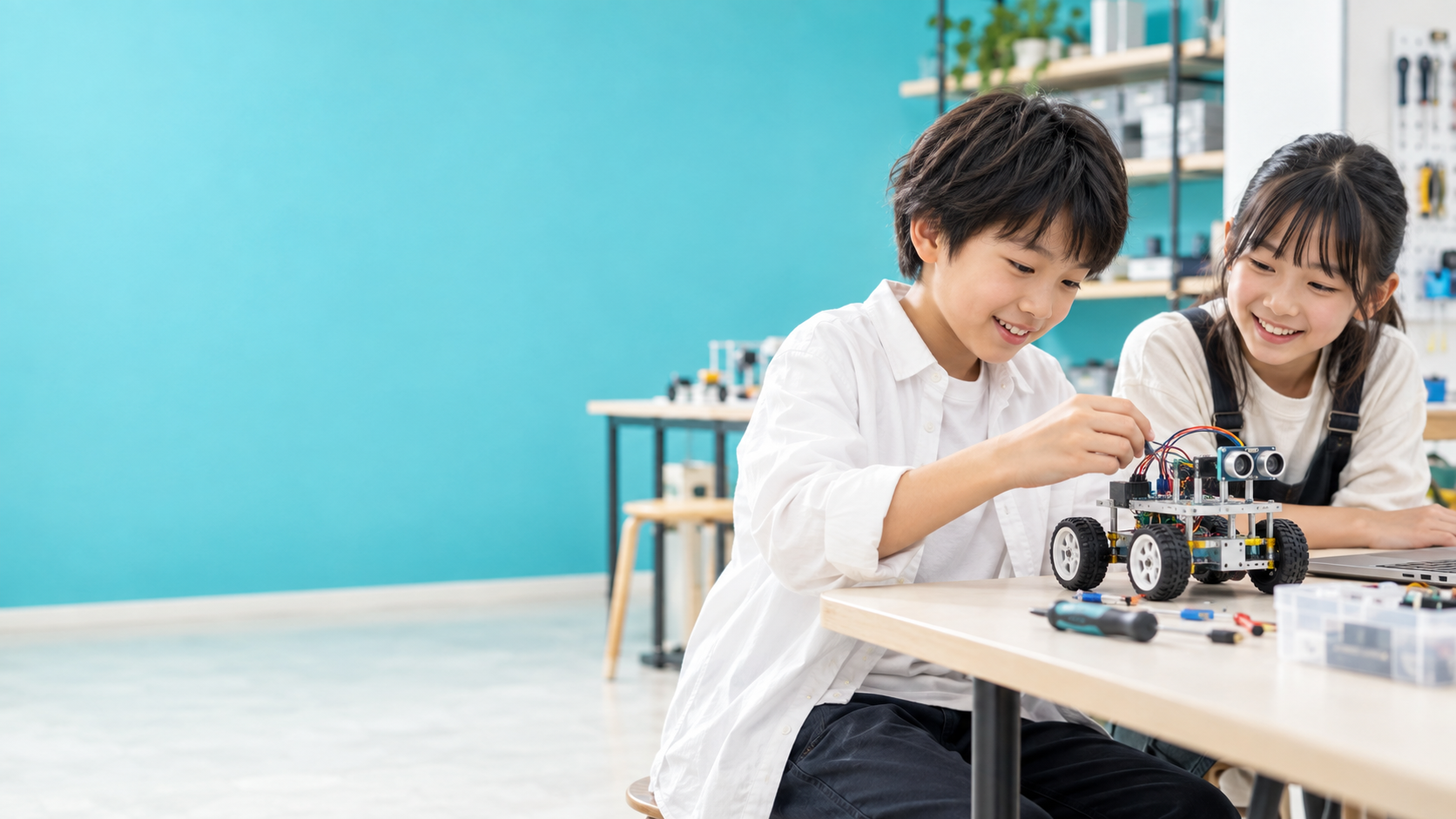 教室でロボットづくりに取り組む子どもたちの実写調イメージ